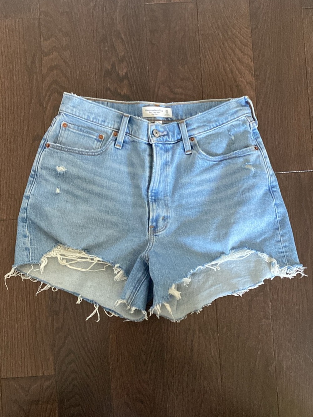 Abercrombie & Fitch Curve Love High Rise 4” Mom Short (Medium Wash) - Picture 1 of 3